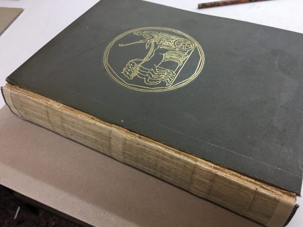 RESTAURACIÓN DE LIBRO ANTIGUO CON TÍTULO DORADO - Imagen 2