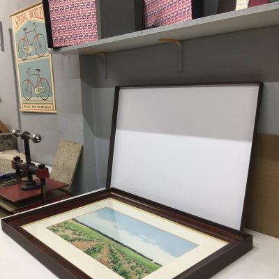 CAJA HECHA PARA GUARDAR CUADROS