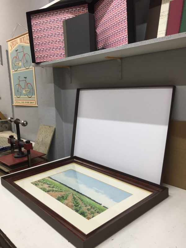 CAJA HECHA PARA GUARDAR CUADROS